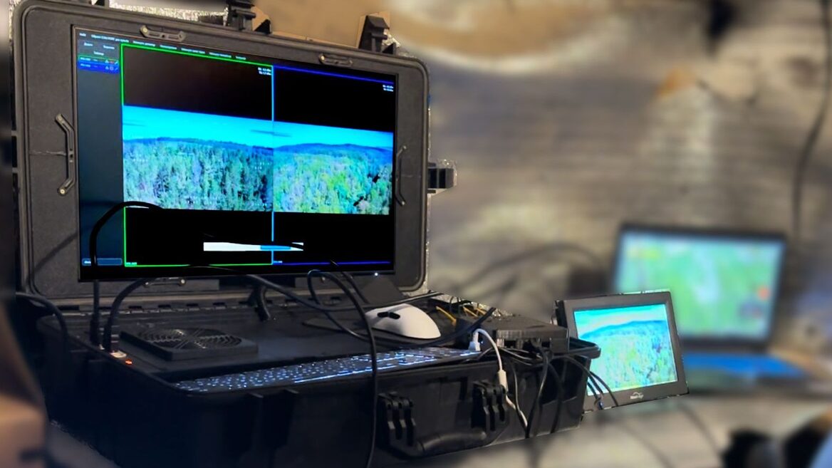 Українська deftech-компанія розробила рішення яке дає змогу одночасно керувати групою до п’яти оптоволоконних FPV-дронів 