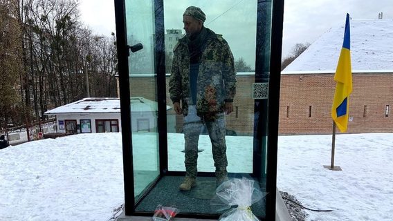 Соцмережі «палають» після встановлення пам'ятника загиблому воїну Олександру Мацієвському. Тим часом його творці створили «віртуальний тур», де пам'ятник можна «приміряти» до різних локацій