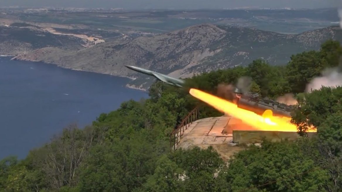 Россия впервые ударила по Украине противокорабельной ракетой П-35, которую разработали еще в 50-х годах.