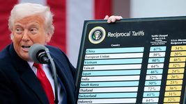 Трамп погрожує запровадити 25% мита на iPhone, які виготовляють за межами США Трамп погрожує запровадити 25% мита на iPhone, які виготовляють за межами США