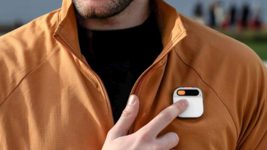 Користувачі гаджета AI Pin повертають більше «розумних асистентів», ніж компанія Humane встигає продавати