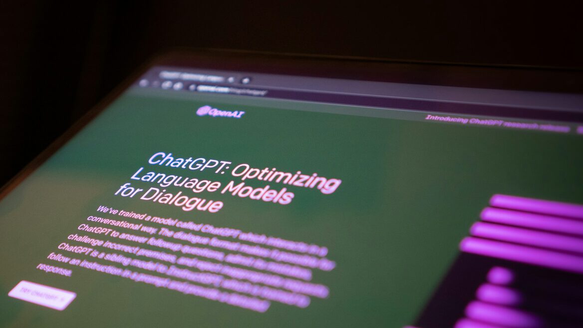 ChatGPT crashes worldwide: OpenAI confirms massive outage. Users can't open chats