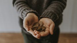 Після звільнення програмістці, яка пропрацювала в геологорозвідувальному держпідприємстві 30 років, не виплатили зарплату в майже 100 000 грн. Ось що вирішив суд 
