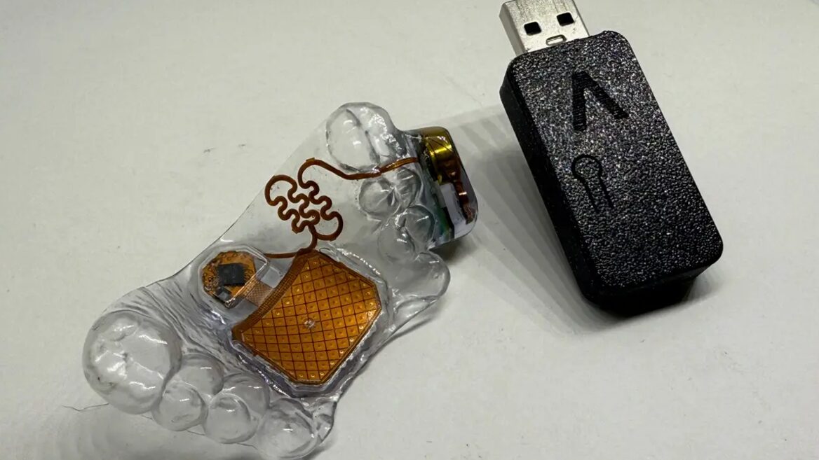 Інженер адаптував до відеоігор гаджет MouthPad, який дозволяє паралізованим людям керувати курсором