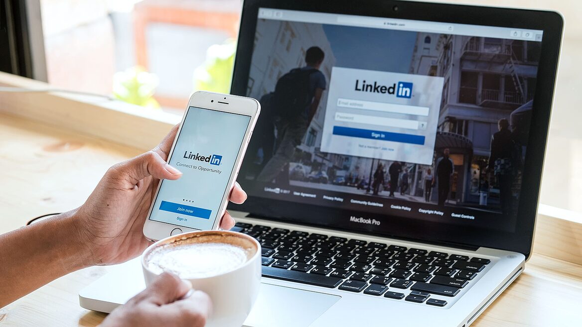 “Your suffering is over.” Ukrainian IT professionals have improved LinkedIn messenger and are offering free access to the first thousand users