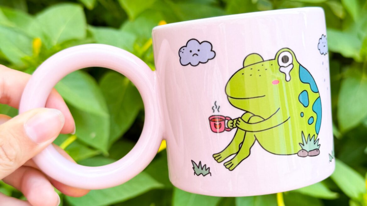 Українці у 2025 році найчастіше додавали у вішлисти чашку з написом «Я заї*алась» і сумною жабою