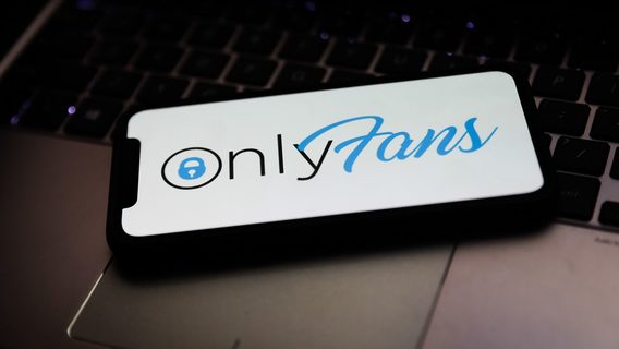 Українська модель OnlyFans заявила, що поліція провела в її будинку обшуки й конфіскувала $200 000, які вона планувала обміняти на гривні, щоб сплатити податки