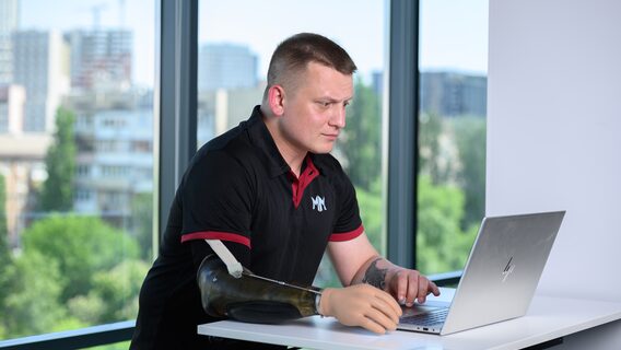 «Уві сні в мене досі дві руки». Історія Геннадія Татаркіна, який після травми й ампутації почав кар’єру в IT