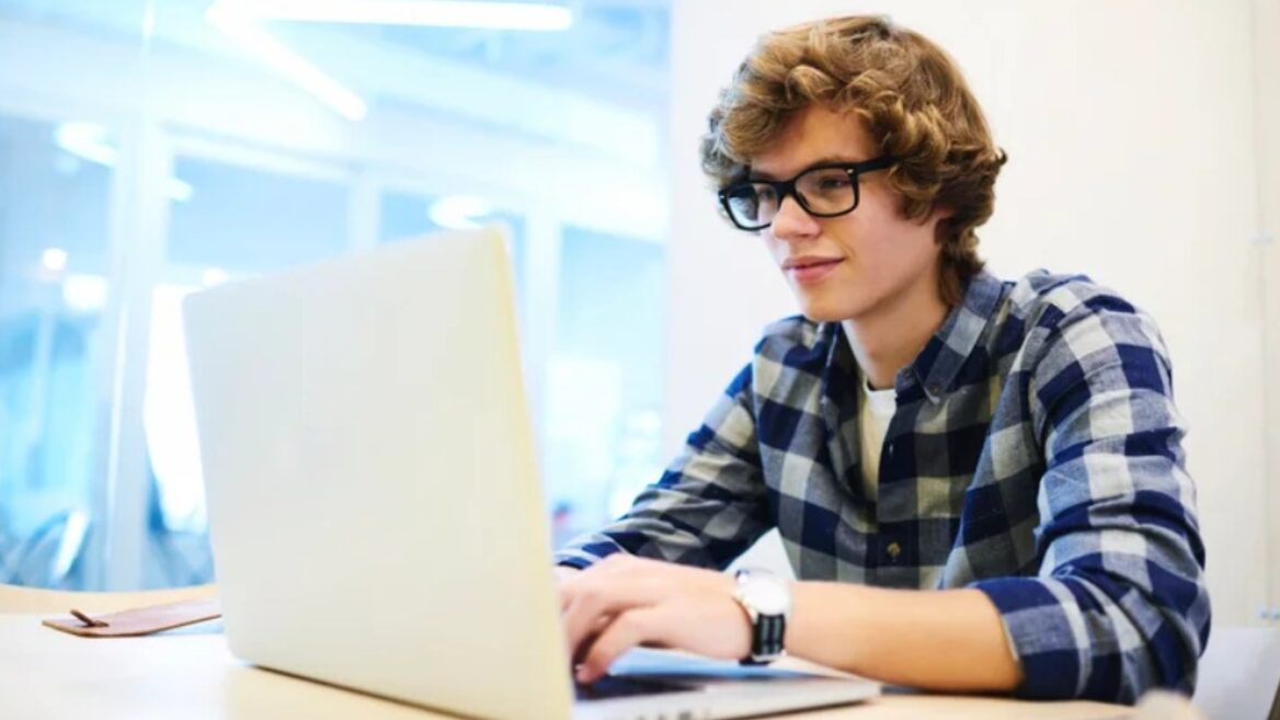 «Вакансія з «гугл-шит», але без першої частини, лише shit». ІТ-компанія шукає стажера-програміста на зарплату $1 за годину та гіперконтролем виконання задач