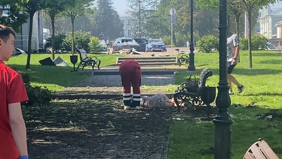 UPD. Центр Чернігова обстріляли росіяни під час презентації воєнних дронів. 7 загиблих, 129 поранених, з яких 15 дітей та 15 працівників поліції
