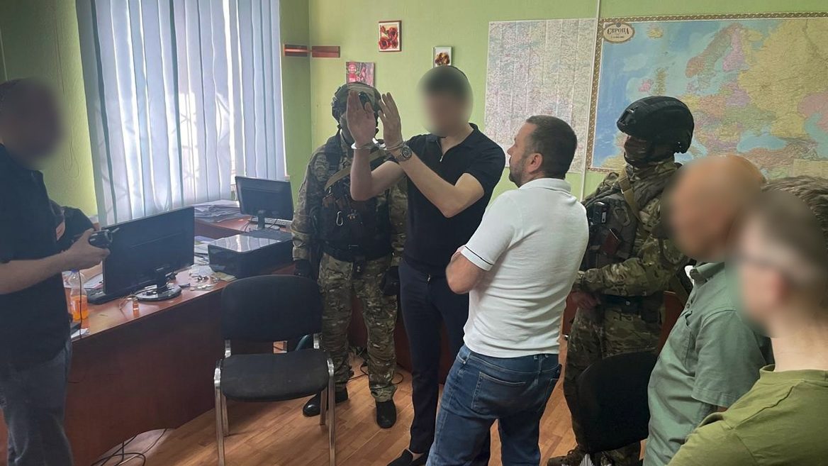 Понад 76 млн грн збитків: поліція затримала IT-шахрая який створив фейкову криптобіржу