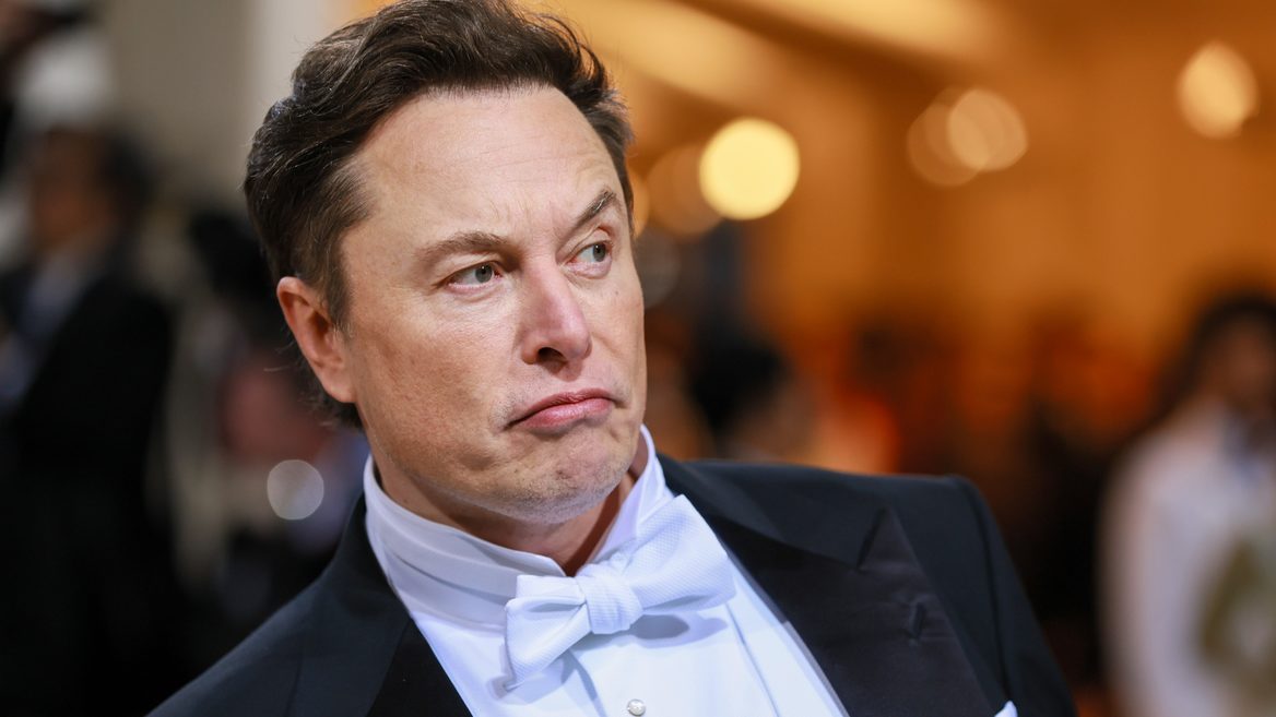 Илон Маск приказал работникам Tesla вернуться к работе в офис. Они вернулись. Но столов не хватило, а Wi-Fi отпал