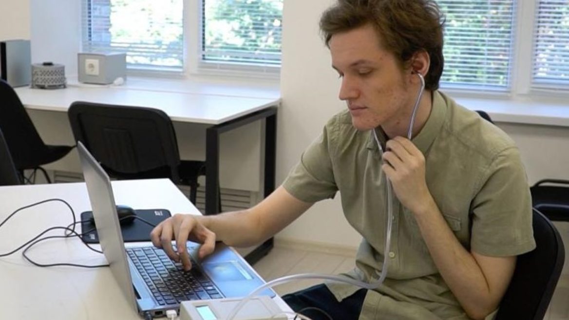 Київські студенти створили пристрій для діагностики слуху який підходить навіть для немовлят і можна використовувати в умовах фронту