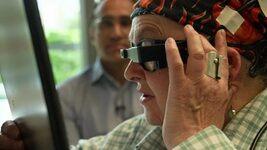 An eye microchip the thickness of a human hair allows the blind to read again: how the technology works