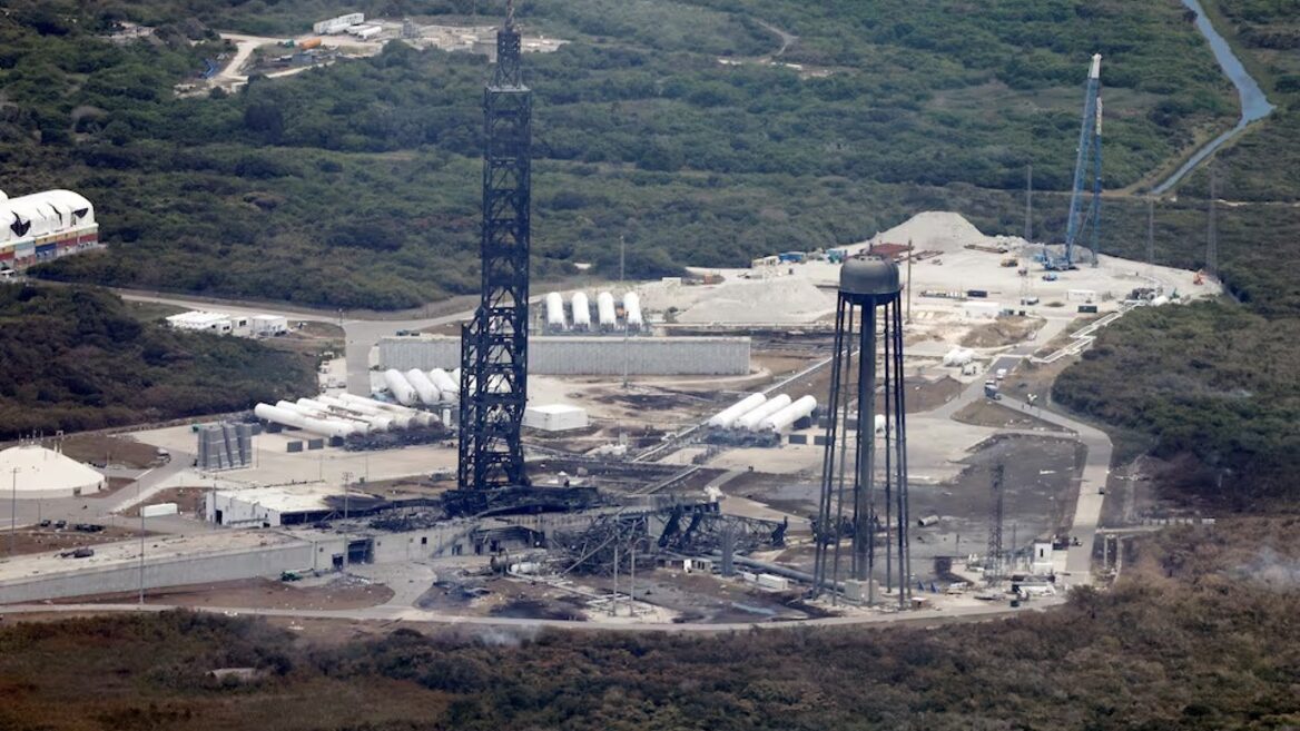 Amazon суттєво випаде з космічної гонки зі SpaceX через вибух ракети New Glenn. Які наслідки інциденту і чому він може поставити Безоса у залежність від Маска  