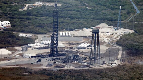 Amazon суттєво випаде з космічної гонки зі SpaceX через вибух ракети New Glenn. Які наслідки інциденту, і чому він може поставити Безоса у залежність від Маска  