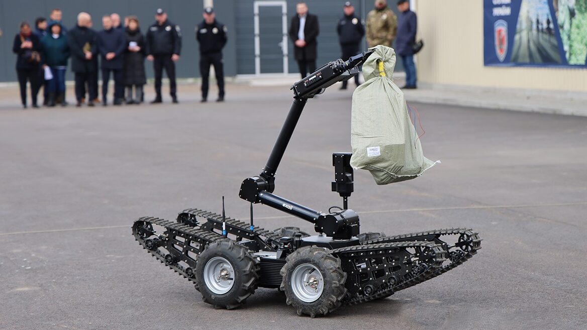 Житомирські вибухотехніки опанували французькі НРК Iguana для розмінування