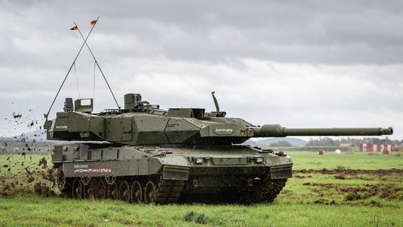 Немецкая оборонная компания показала на выставке новый танк Leopard 2A8. Чем он особенный
