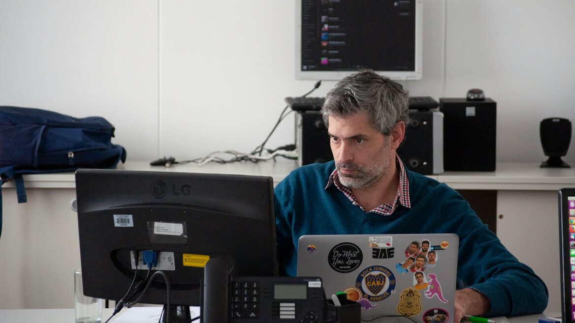 Досвід важливіший за вік: найактивніші користувачі ШІ — не джуніори, а тридцятирічні фахівці з досвідом і високими зарплатами