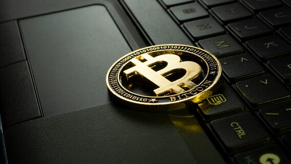 Bitcoin більше не «цифрове золото»: ринок голосує грошима. Чому дешевшає найпопулярніша монета і чи варто чекати здорожчання BTC