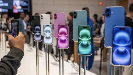 У США масово скуповують техніку Apple, побоюючись її здорожчання через мита Трампа. Тим часом у Білому домі говорять про перенесення виробництва iPhone з Китаю до США