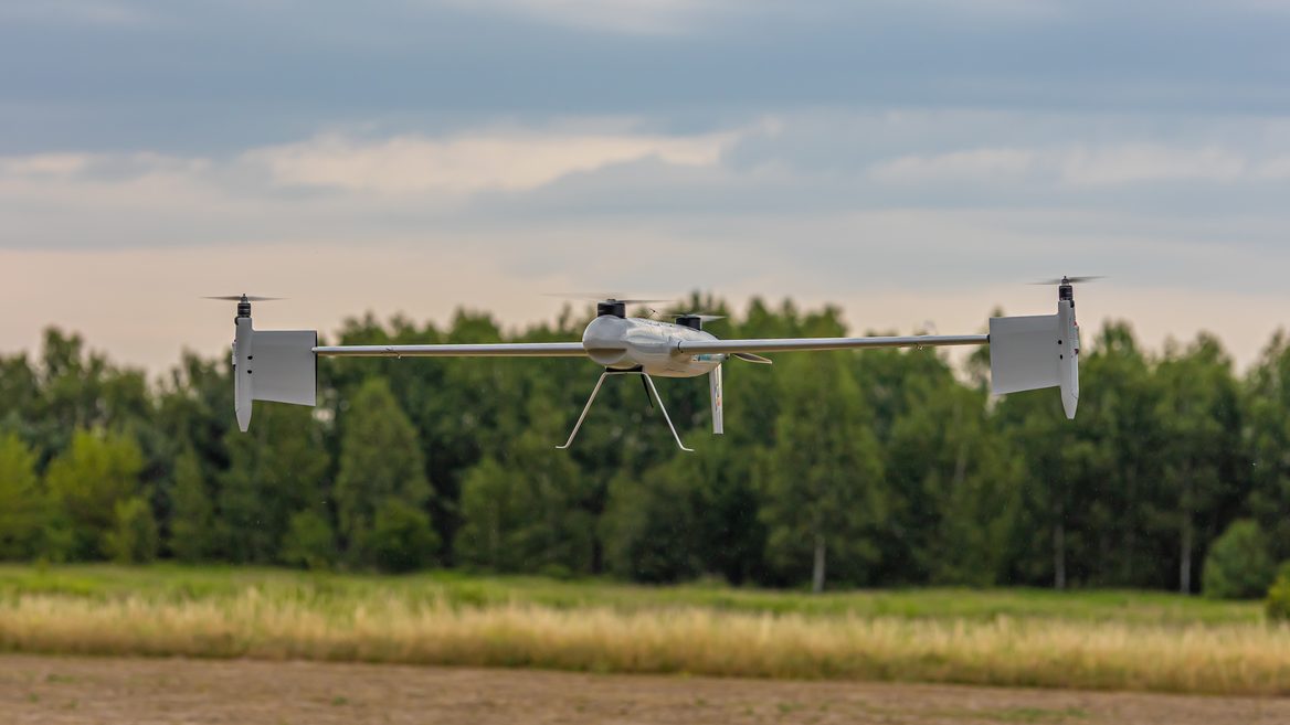 Українські розробники створили багатофункціональний дрон Defender з поворотним крилом та функціями радіорозвідки. Ось що він може