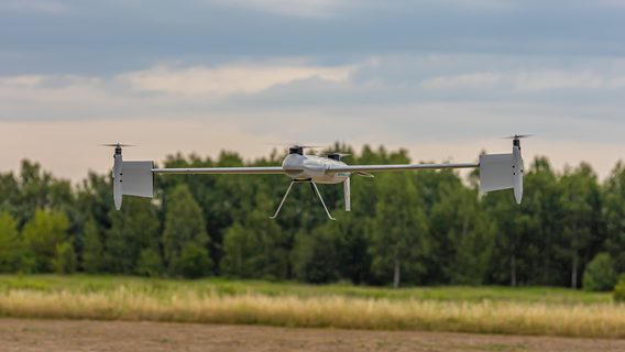 Українські розробники створили багатофункціональний дрон Defender з поворотним крилом та функціями радіорозвідки. Ось, що він може