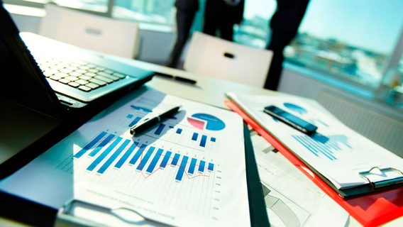 Якими зарплатами влітку 2025 року можуть похвалитися нетехнічні спеціалісти в ІТ — керівники, маркетологи, рекрутери та дизайнери. Про що каже дослідження DOU