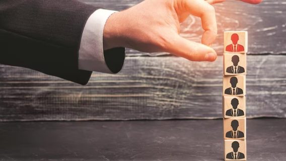 За останній рік компанії звільнили 18% ІТ-спеціалістів в Україні, за кордоном — 22%. Які категорії були найвразливіші до звільнень