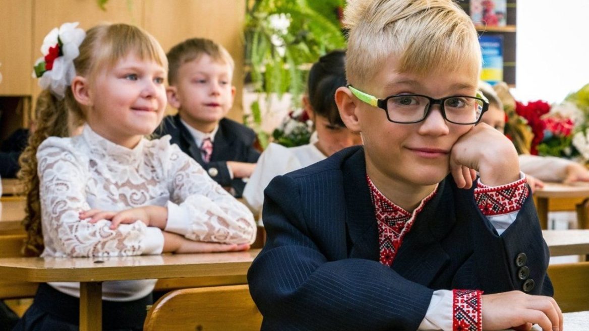 Уряд виділив по 5000 грн батькам першокласників для підготовки до школи. Як отримати виплату в «Дії»
