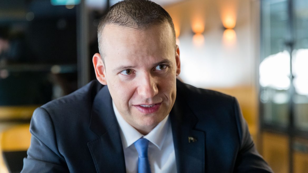 «Україну купив інвестфонд BlackRock ми вимагатимемо  Закарпаття». Глава угорських «правих» наговорив багато пропаганди при цьому офіс BlackRock знаходиться з ним в одному місті 