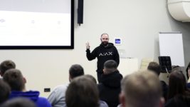 «Я оху*в». Засновник Ajax розповів, чому зробив 1001 уклін своїй команді