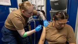 Перша у світі вакцина, повністю розроблена ШІ, пройшла випробування на людях
