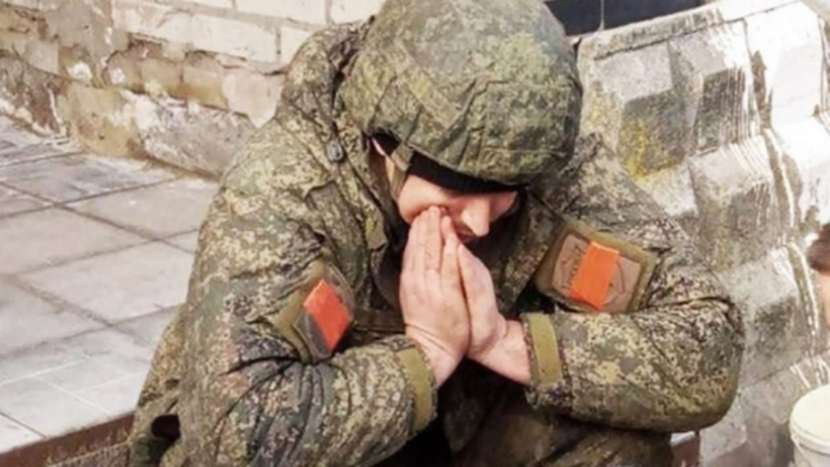 Российский оккупант забирал у украинцев выезжавших из Тростянца «зеленым» коридором айфоны. Как его выследила киберполиция и что с ним было дальше
