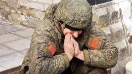 Російський окупант забирав в українців, які виїжджали з Тростянця «зеленим» коридором, айфони. Як його вистежила кіберполіція та що з ним було далі