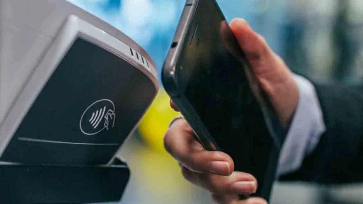 60% of Ukrainians pay with a smartphone: cashless payments in Ukraine have reached a new high
