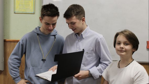 Київські школярі створили корисний AR-застосунок для навчання надання першої медичної допомоги. Як працює Firselp, що виграв золото на міжнародному хакатоні Infomatrix 2025 Київські школярі створили корисний AR-застосунок для навчання надання першої медичної допомоги. Як працює Firselp, що виграв золото на міжнародному хакатоні Infomatrix 2025