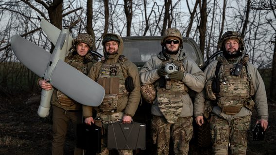 «Шукаємо людину на посаду оператора-дешифрувальника». Айтівець, що вже рік служить в ЗСУ, оприлюднив кілька вакансій до свого підрозділу. Робота офісна за комп’ютером або з БПЛА