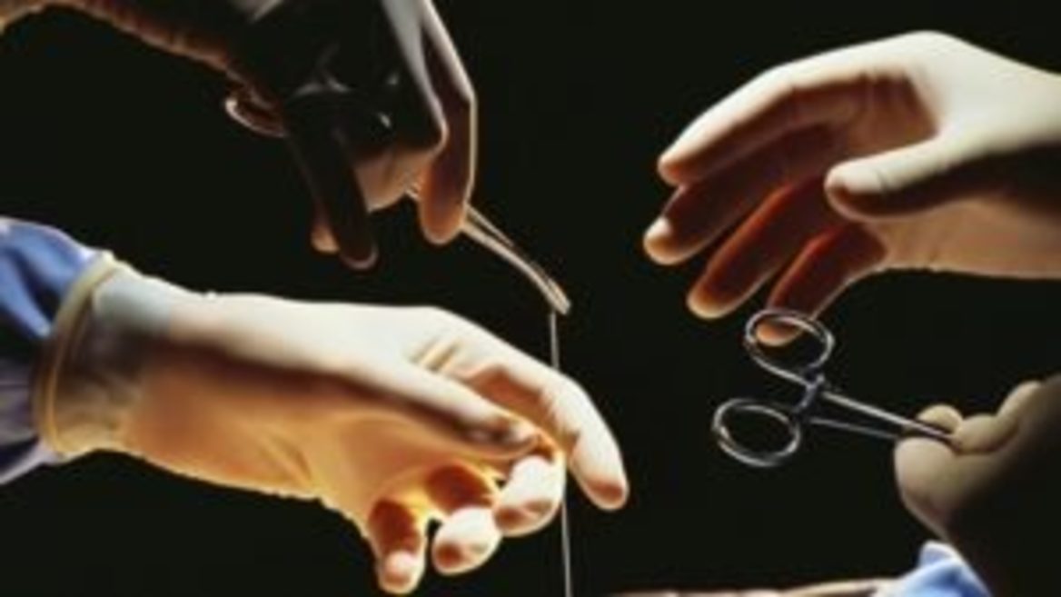Американские ученые создали «умные» хирургические нити, которые могут обнаруживать и лечить воспаление.