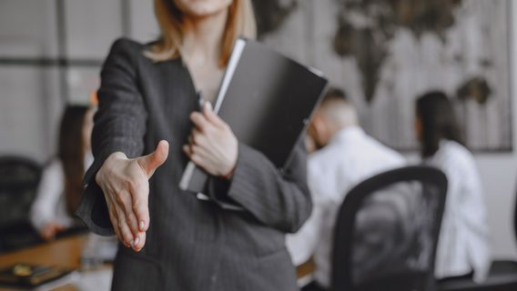 «Документації в нас нема, але ну ти там це, поспілкуйся з колегами». У Threads айтівці діляться досвідом «лагідного онбордингу»  