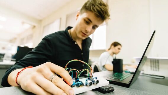 Понад 90 джунів працевлаштувалися цьогоріч до Ajax Systems. Скільки ще вакансій рівня junior має компанія 