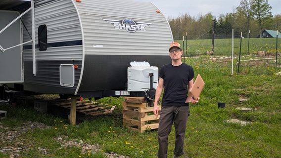 Software Engineer втратив роботу з $150 000 зарплатнею і переїхав жити у трейлер. Він вважає, що ШІ вже почав відбирати робочі місця в програмістів