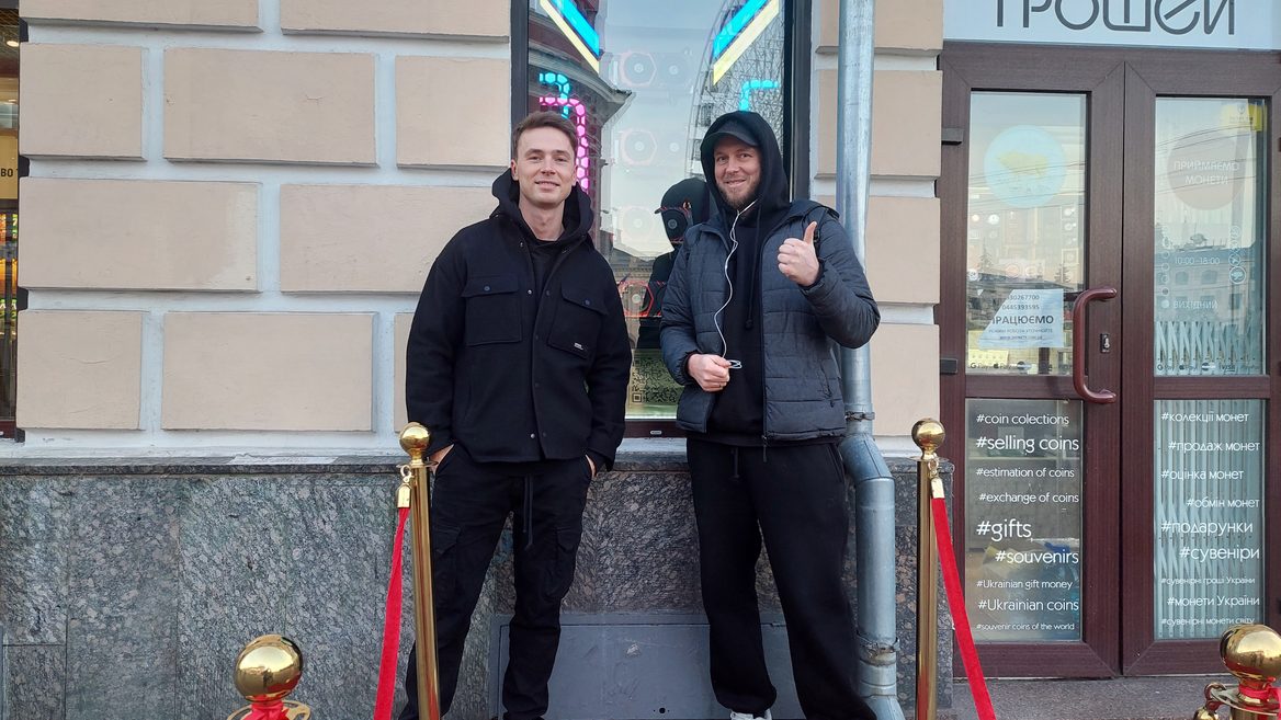 Блогер-миллионник Богдан Шелудяк (bushe8) открыл возле «Пузатого дома» на Подоле благотворительную криптоферму. Зачем он там?