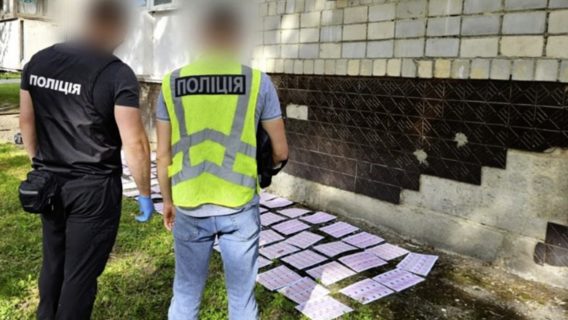 «Продавали підробки в мережі, гроші отримували через віртуальні гаманці». У Хмельницькому викрили друкарню з виробництва фальшивих документів для військовозобов'язаних