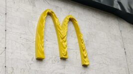 McDonald's в Україні тимчасово скорочує меню через постійні тривоги. Актуальні страви потрібно перевіряти в застосунку