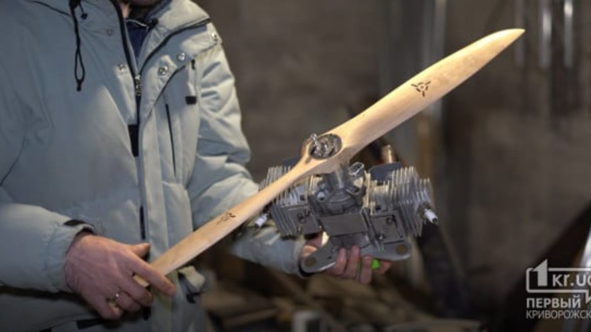 Винахідник із Кривого Рогу створив аналог дронів-камікадзе Shahed. Він у 10 разів дешевший за іранський дрон і літає на 300 км: відео
