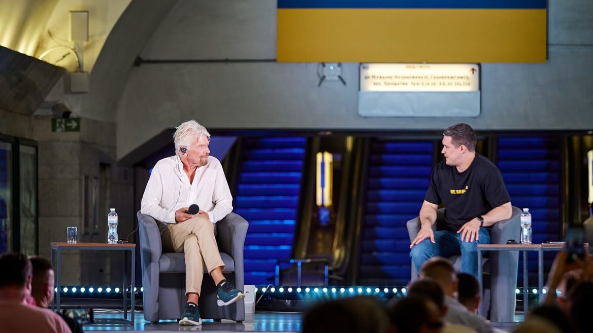 Мільярдер Річард Бренсон бажає допомогти українцям відбудувати літак «Мрія»