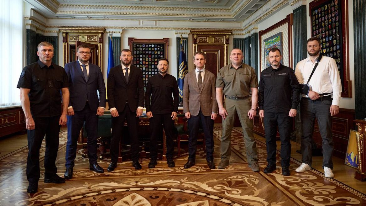 «Усі ми чуємо що каже суспільство». Зеленський зібрав на зустріч керівників СБУ НАБУ САП НАЗК ДБР МВС і Генпрокуратури й пообіцяв напрацювати загальний план дій