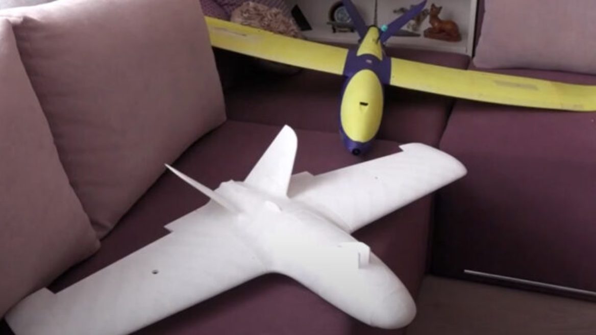 На Прикарпатті батько із сином друкують на 3D-принтері дрони що літають на 300 км. Що вміють такі пташки? 