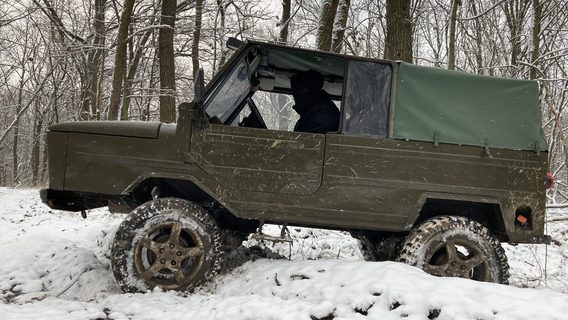 Харьковские мастера создали электрокар для разведки, реанимировав старый советский автомобиль. Следить за состоянием батареи можно онлайн